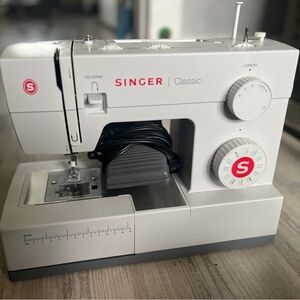 Singer Classic Sewing Machine
